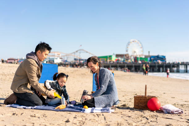 산타모니카 비치에서 즐기는 피크닉 - santa monica santa monica beach santa monica pier city of los angeles 뉴스 사진 이미지