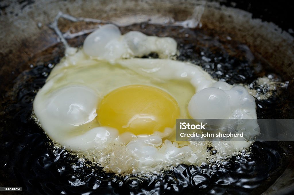 Яйцо жарки - Стоковые фото Вредное питание роялти-фри
