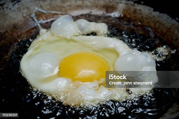 Яйцо Жарки — стоковые фотографии и другие картинки Вредное питание - Вредное питание, Горизонтальный, Готовить