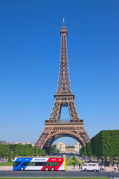 la torre più famosa del mondo.  torre eiffel contro il cielo blu. paris open tour è un servizio di autobus turistico che mostra la città con un'audioguida - commercial land vehicle audio foto e immagini stock