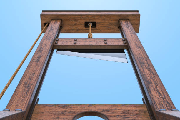 guillotine, bodenblick gegen blauen himmel. 3d-rendering - guillotine stock-fotos und bilder