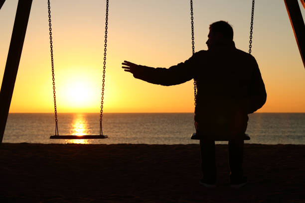 homem sozinho que falta seu sócio no por do sol - rear view back men reaching - fotografias e filmes do acervo