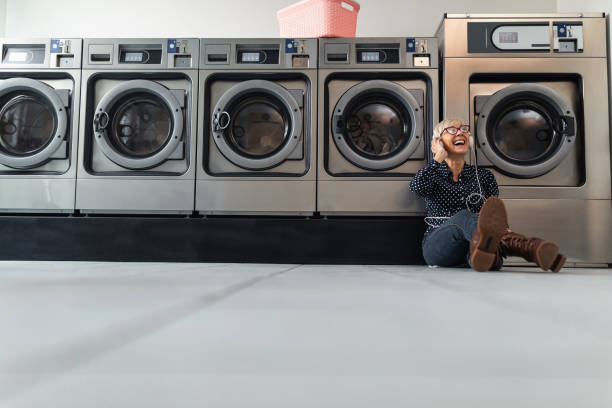 profiter des corvées de la maison - all laundry detergent audio photos et images de collection