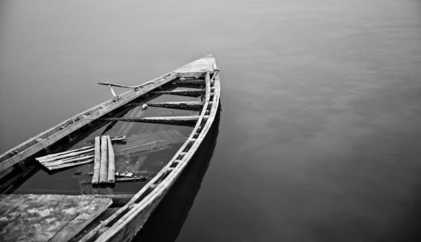 деревянная лодка на воде реки уникальное фото - bangkok traditional culture river nautical vessel стоковые фото и изображения