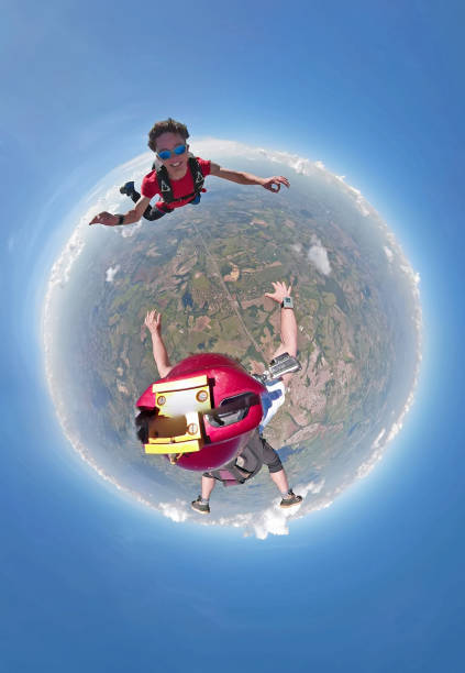 skydivers ayant l'amusement petite vue de planète - skydiving air aerial view vertical photos et images de collection
