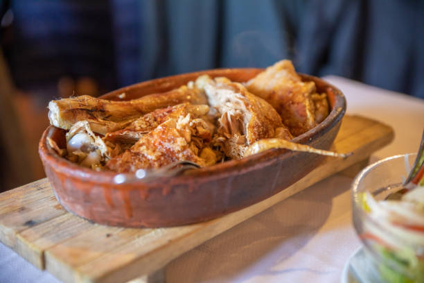 lamb roasted typical style of Segovia province in ceramic tray - fotografia de stock