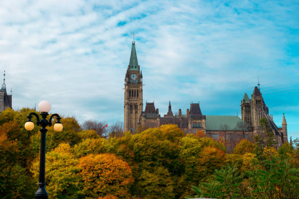 monte do parlamento no outono - canadian culture ottawa election river - fotografias e filmes do acervo