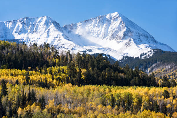 montañas rocosas en el sur de colorado occidental en el otoño temprano. - uncompahgre national forest fotografías e imágenes de stock