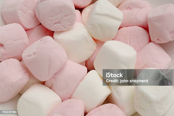 Fundo De Doces De Marshmallow Confectionary - Fotografias de stock e mais imagens de Branco - Branco, Comida, Comida Doce