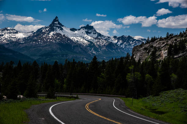 scenic drive on beartooth highway - passion mountain range mountain national park imagens e fotografias de stock