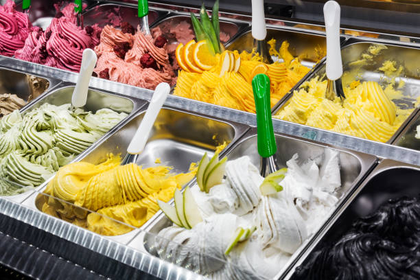 gelato italien de diverses saveurs dans le salon de crème glacée - ice cream parlor ice cream dessert italian culture photos et images de collection