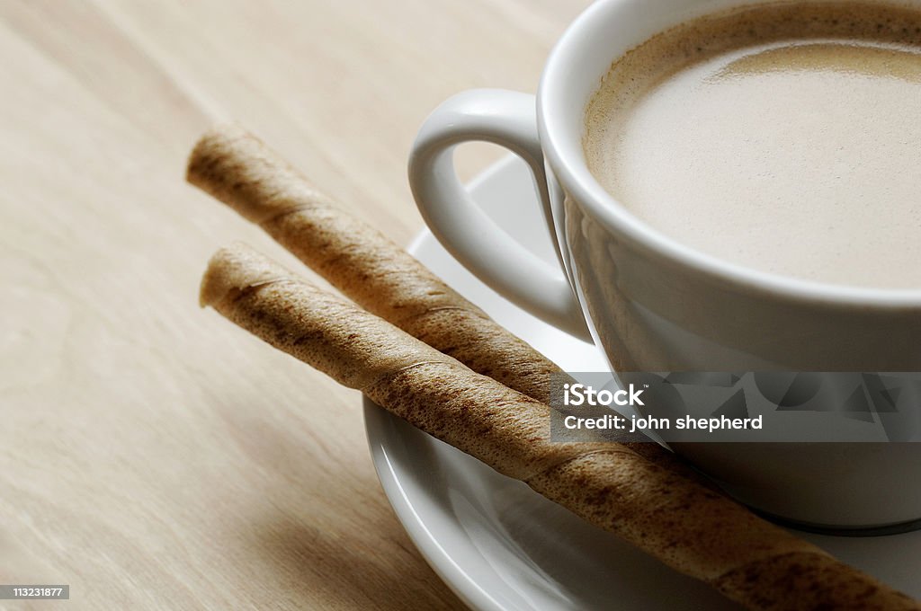 Café noir et au caramel au chocolat wafers & deux couches - Photo de Bar à expresso libre de droits