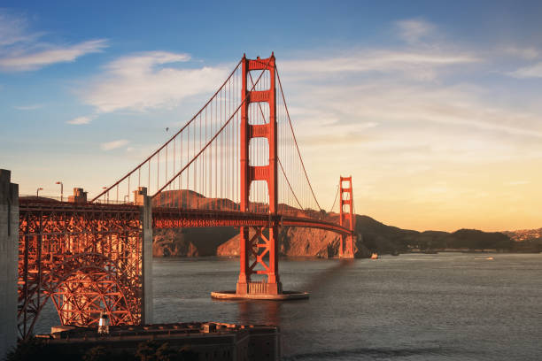 golden gate bridge at sunset-san francisco, california, usa - orange golden gate bridge tower suspension bridge stock-fotos und bilder