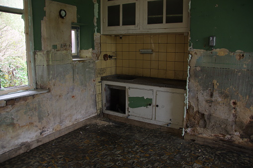 Old metallic kitchen that works with coal or firewood