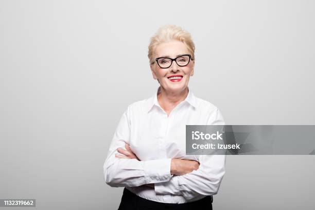 Porträt Erfolgreicher Seniorenunternehmer Lächelnd Stockfoto und mehr Bilder von Seniorinnen