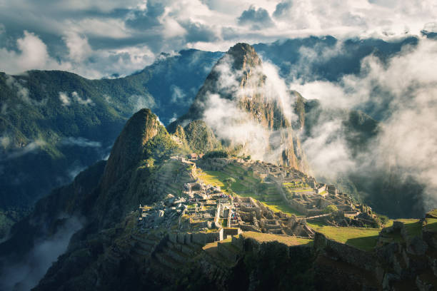 ruinas incas en machu picchu-valle sagrado, perú - machu picchu fotografías e imágenes de stock