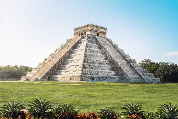 pirámide del templo maya de kukulkan,-chichén itzá, yucatán, méxico - chichen itza mayan mexico steps fotografías e imágenes de stock