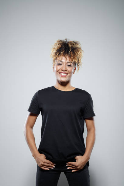 lächelnde mutige frau trägt schwarze kleidung - anti sex stock-fotos und bilder