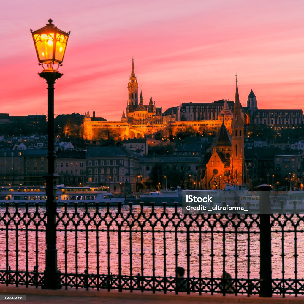 Roter Himmel über der Matthias-Kirche bei Sonnenuntergang in Budapest - Lizenzfrei Budapest Stock-Foto
