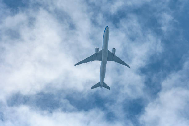 klm ボーイング777飛行機が空中で高く飛んでいる - air france klm ストックフォトと画像