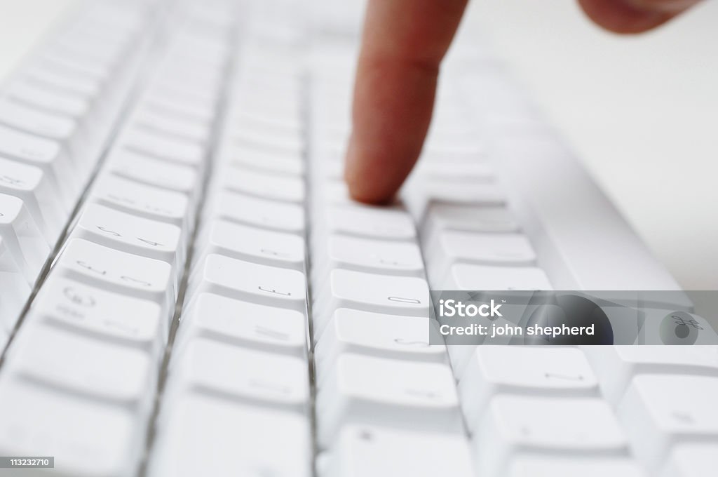 Saisie des données, taper les doigts sur un clavier blanc - Photo de Blanc libre de droits