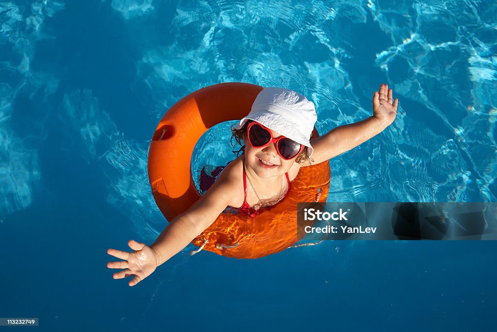 Panorama de jovem Rapariga com laranja vida preserver - Royalty-free Criança Foto de stock