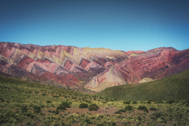 serrania de hornocal, czternaście kolorów wzgórza w quebrada de humahuaca - humahuaca, jujuy, argentyna - salta province zdjęcia i obrazy z banku zdjęć