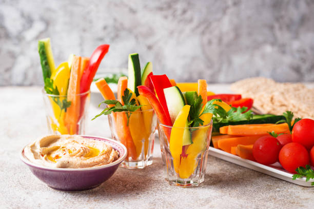 закусок бар.  овощные палочки и хумус - savoury slice стоковые фото и изображения