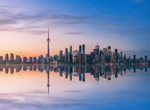 Horizonte de Toronto al atardecer con reflexión-Toronto, Ontario, Canadá photo