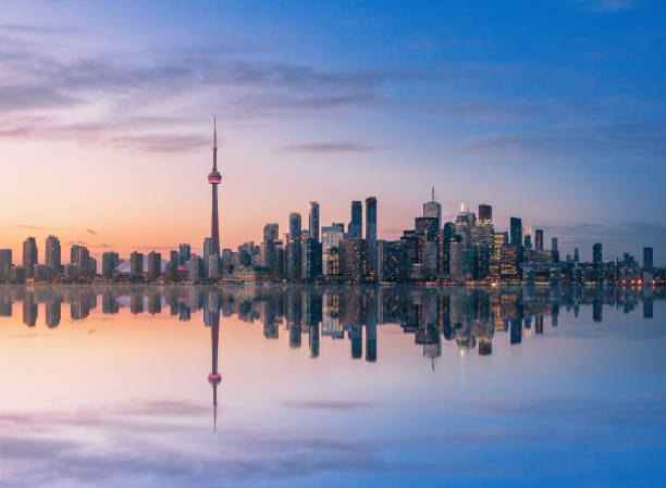 horizonte de toronto al atardecer con reflexión-toronto, ontario, canadá - urban scene canada city horizontal fotografías e imágenes de stock