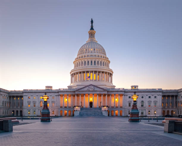 edificio del capitolio de los estados unidos al atardecer-washington, dc, estados unidos - washington dc capitol building dome usa fotografías e imágenes de stock