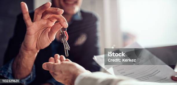 Immobilienmakler Übergibt Schlüssel An Seinen Kunden Stockfoto und mehr Bilder von Schlüssel