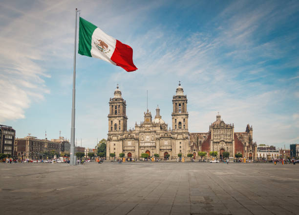 zocalo square et mexico city cathedral-mexico city, mexique - famous place photos et images de collection