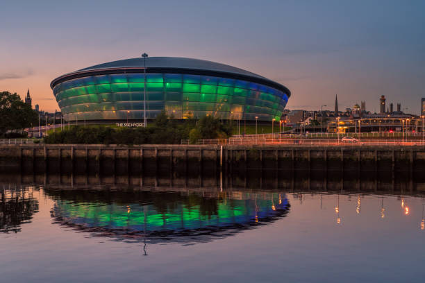 the sse hydro lit up and reflected in the clyde river - finnieston imagens e fotografias de stock