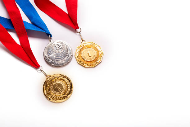白の背景にリボンを持つ金と銀のメダル。 - gold medal medal ribbon gold ストックフォトと画像