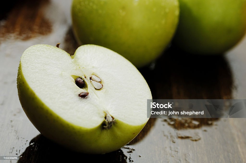 Mokre zielone Jabłko kromki crisp - Zbiór zdjęć royalty-free (Czysty)