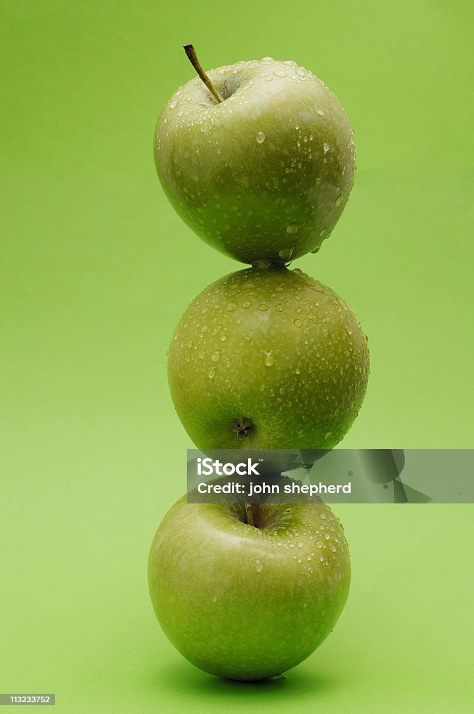 Pilha de maçãs granny smith contra Verde - Foto de stock de Maçã royalty-free