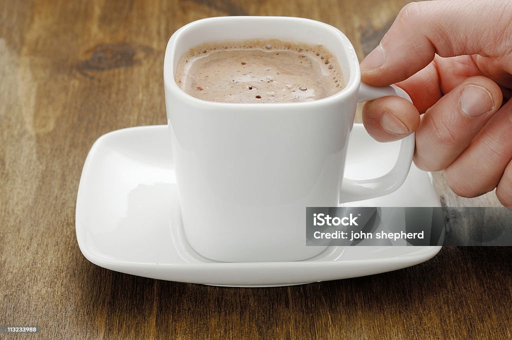 Masculino mão segurando a xícara de chocolate quente beber - Foto de stock de Agarrar royalty-free