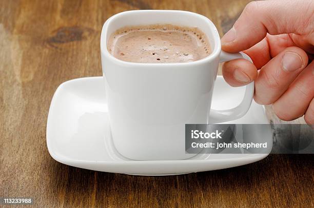 Foto de Masculino Mão Segurando A Xícara De Chocolate Quente Beber e mais fotos de stock de Agarrar