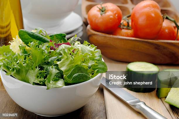 Gesundes Essen Salat Gurken Tomaten Stockfoto und mehr Bilder von Blatt - Pflanzenbestandteile - Blatt - Pflanzenbestandteile, Endivie, Essgeschirr
