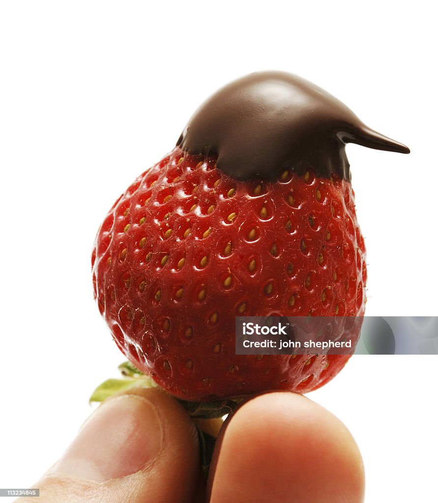 De fresas cubiertas con chocolate contra blanco - Foto de stock de Aferrarse libre de derechos