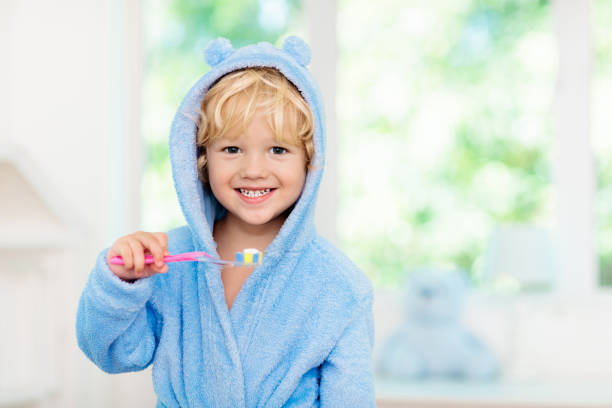 bambino che lava i denti. spazzola per denti per bambini. - toothpaste glue blue white foto e immagini stock