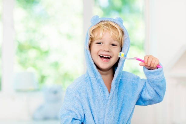 bambino che lava i denti. spazzola per denti per bambini. - toothpaste glue blue white foto e immagini stock