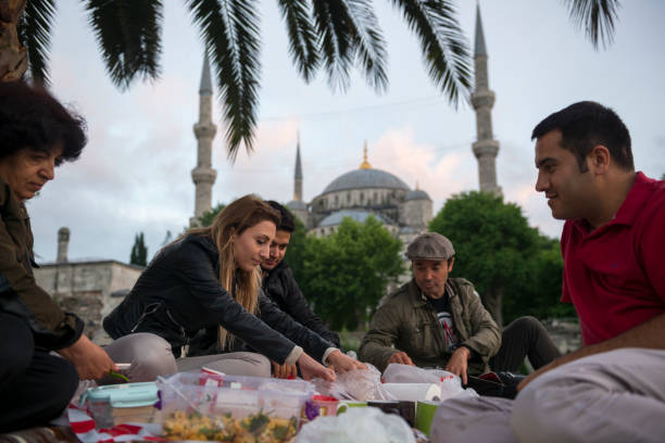 przyjaciele i rodzina gotowi do jedzenia ramadanu iftar posiłek w stambule, turcja - city of post zdjęcia i obrazy z banku zdjęć