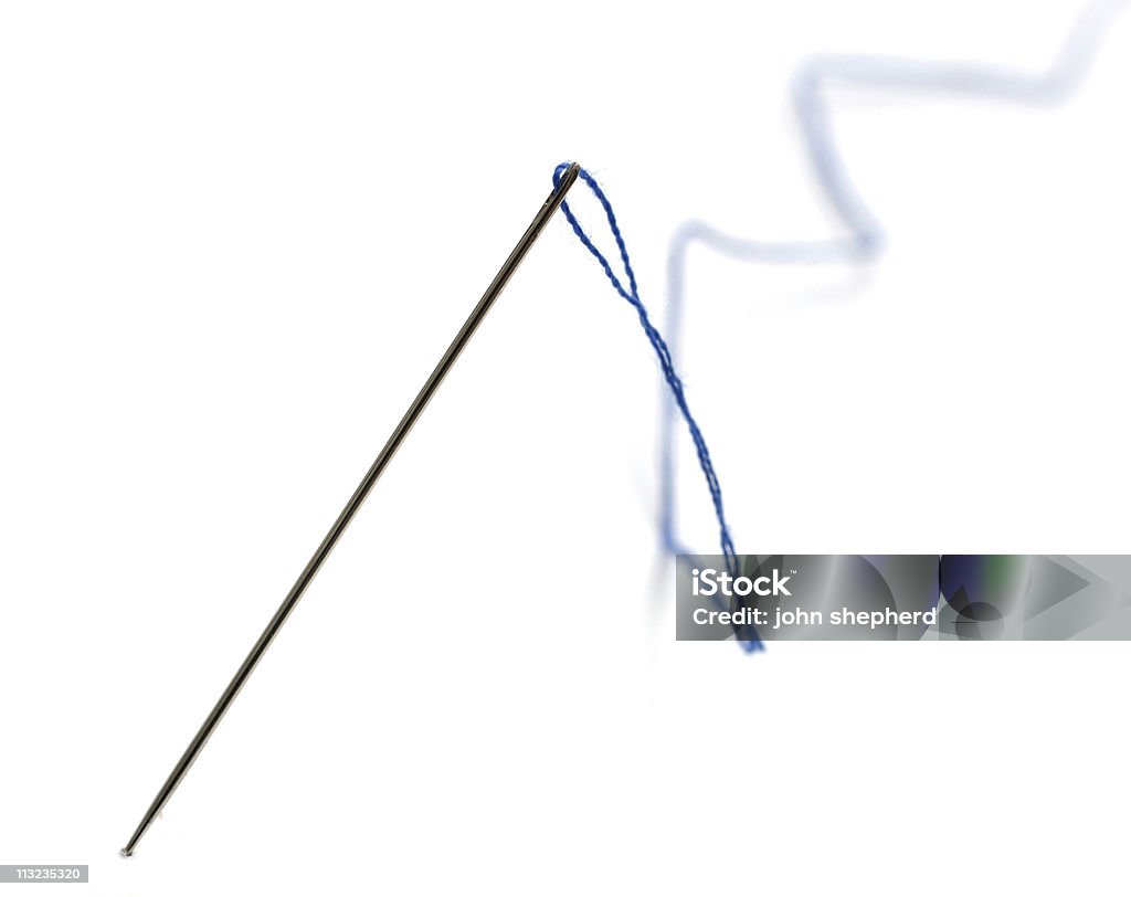 Швейные иглы, хлопчатобумажные нитки против белый, голубой - Стоковые фото Игла - Галантерея роялти-фри