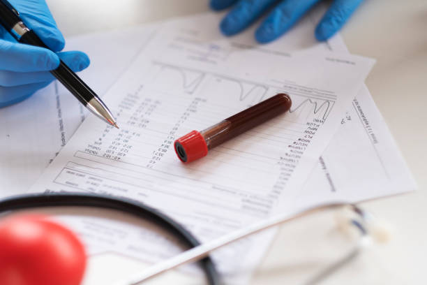 mujer analizando los resultados de la prueba de sangre. - morphology fotografías e imágenes de stock