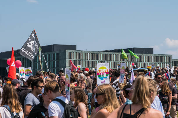 counter-protest against the demonstration of the afd / alternative for germany (german: alternative fã¼r deutschland, afd), a right-wing to far-right political party in germany - anti racism imagens e fotografias de stock