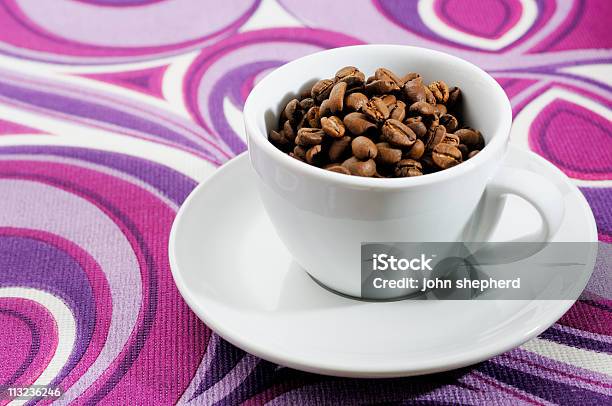 Retro Lat 70 Xx Wieku Szałowy Obrus Z Filiżanką Kawy Fasoli - zdjęcia stockowe i więcej obrazów Bar szybkiej obsługi