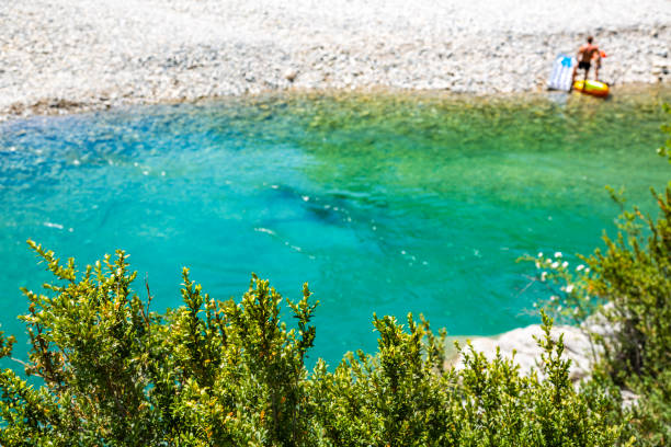 夏の冷たい青い山の川 - verdon river france beach people ストックフォトと画像