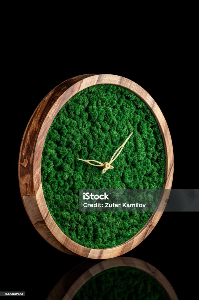 viernes Birmania Imaginación Reloj De Madera Con Color Estabilizado Musgo Sobre Un Fondo Negro Con  Espejo Otgruzheniya Tendencia 2019 Reloj De Pared Copiar Espacio Foto de  stock y más banco de imágenes de Abstracto - iStock